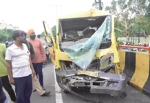 दर्दनाक हादसा: मानकापुर उड़ान पुल पर दो स्कूली वाहनों की टक्कर में छात्रा और वैन चालक की मौत,9 घायल